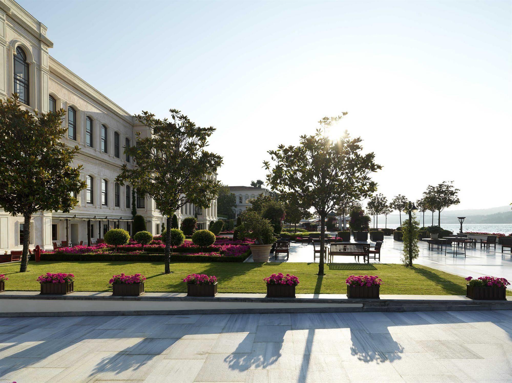 Four seasons hotels istanbul. Four Seasons Стамбул. Four Seasons Istanbul at the Bosphorus. Four Seasons Bosphorus. Four Seasons Стамбул Босфор.